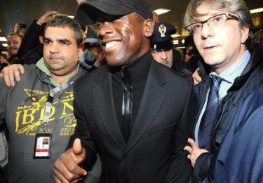 Seedorf trở lại Milan trong sự chào đón nồng nhiệt của người hâm mộ.