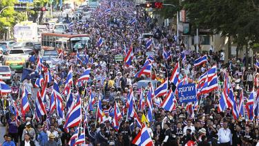 Người biểu tình trên đường phố thủ đô Bangkok.