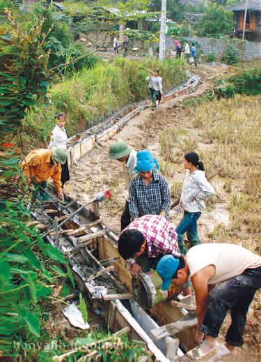 Nhân dân xã Nghĩa An - thị xã Nghĩa Lộ kiên cố hóa kênh mương nội đồng.

