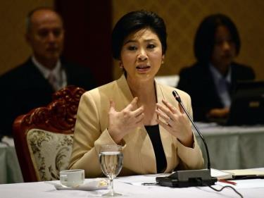 Thủ tướng Yingluck Shinawatra phát biểu trong cuộc họp  với Ủy ban Bầu cử.