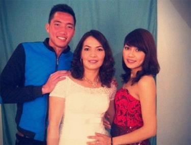 Văn Trường chụp ảnh cùng mẹ và chị gái
