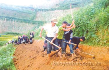 Đồng bào Thái xã Hát Lìu (Trạm Tấu) làm đường giao thông trong xã.