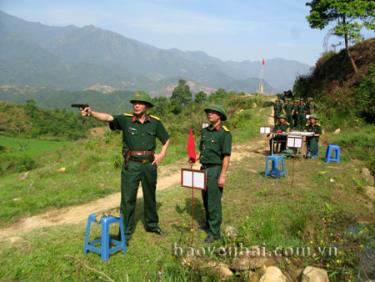 Cán bộ, chiến sĩ Ban CHQS huyện kiểm tra bài bắn đạn thật.