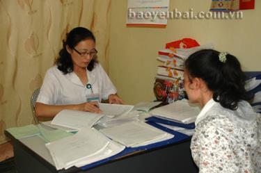 Bệnh nhân nhiễm HIV được các bác sỹ Bệnh viện Đa khoa tỉnh tư vấn, khám và cấp phát thuốc ARV.
