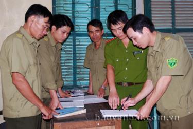 Công an xã Mường Lai và công an phụ trách địa bàn triển khai phương án đấu tranh phòng, chống tội phạm.