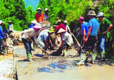 Phong trào bê tông hóa đường giao thông ở huyện Văn Chấn được nhân dân nhiệt tình hưởng ứng.
Ảnh: Minh Tuấn