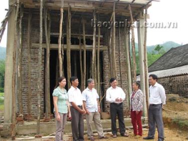 Đồng chí Nông Văn Lịnh (thứ 3, phải sang)  - Ủy viên Ban Thường vụ Tỉnh ủy, Chủ tịch Ủy ban MTTQ tỉnh kiểm tra việc xây dựng nhà 