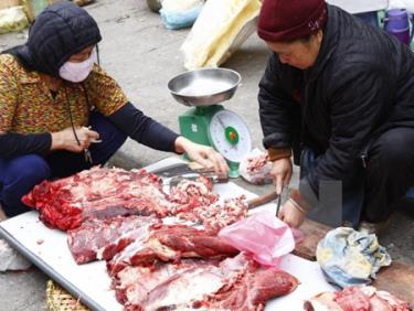 Người tiêu dùng mua thực phẩm tại các chợ lẻ.