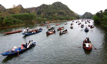 Du khách trẩy hội chùa Hương.