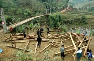 Người dân thôn Làng Mảnh, xã Tà Xi Láng giúp nhau dựng nhà mới, chuẩn bị đón Tết Nguyên đán Ất Mùi 2015.
