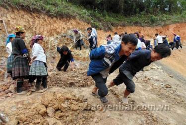 Trưởng thôn Mùa A Chống (thứ 2 bên phải sang) cùng bà con nhân dân làm đường giao thông.
