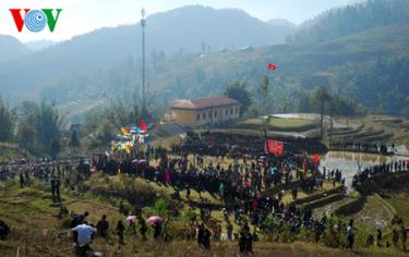 Quang cảnh lễ hội Gầu Tào.