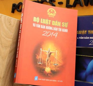 Bìa sách Bộ luật dân sự và văn bản hướng dẫn thi hành 2014 có gương mặt của diễn viên hài Công Lý.