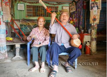 “Cặp nghệ nhân” Hà Văn Long và Hoàng Thị Liền với cây đàn tính.
