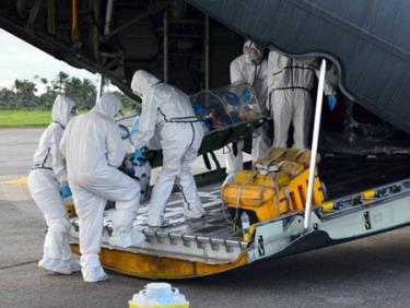 Vận chuyển một bệnh nhân nghi nhiễm virus Ebola ở Sierra Leone bằng máy bay.