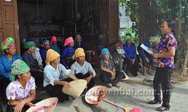 Chủ tịch Hội Phụ nữ xã Thạch Lương (Văn Chấn) tuyên truyền chủ trương, chính sách, pháp luật cho hội viên, phụ nữ.
