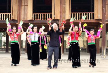 Nghệ nhân sưu tầm văn hóa dân gian dân tộc Thái - Lò Văn Biến truyền dạy 6 điệu xòe cổ cho các hạt nhân nòng cốt.