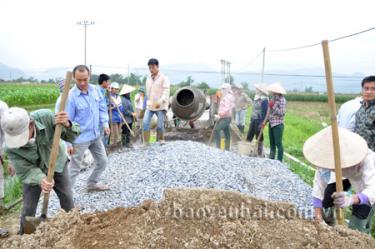 Người dân xã Nghĩa Lợi (thị xã Nghĩa Lộ) tham gia làm đường giao thông nông thôn .
