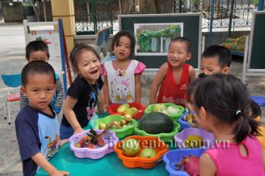 Trẻ mẫu giáo trong giờ học làm quen với thiên nhiên.