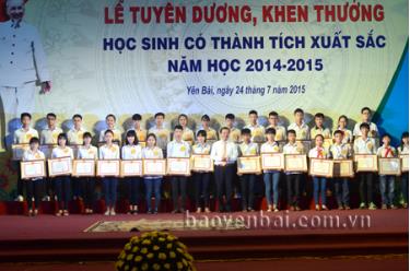 Đồng chí Hoàng Xuân Nguyên - Ủy viên Ban Thường vụ Tỉnh ủy, Phó chủ tịch UBND tỉnh trao bằng khen của UBND tỉnh cho những học sinh có thành tích xuất sắc năm học 2014 - 2015.
