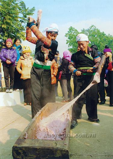 Thi giã bánh dày của đồng bào dân tộc Mông trong dịp tết Nguyên đán.