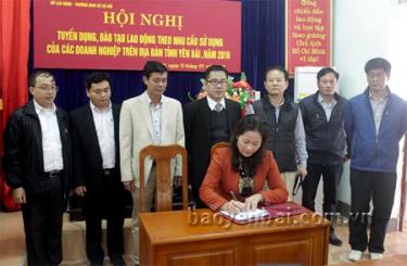 Lãnh đạo các huyện ký kết cung ứng lao động cho các công ty.