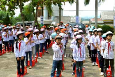 Học sinh Trường THCS Cổ Phúc, huyện Trấn Yên đội mũ bảo hiểm do Ủy ban ATGT quốc gia trao tặng.