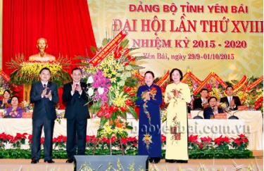 Đồng chí Hà Thị Khiết - Bí thư Trung ương Đảng, Trưởng ban Dân vận Trung ương dự, chỉ đạo, tặng hoa chúc mừng Đại hội Đảng bộ tỉnh lần thứ XVIII.