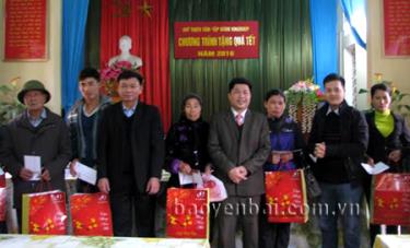 Đồng chí Nguyễn Thanh Xuân – Phó chủ tịch Ủy ban MTTQ tỉnh, lãnh đạo MTTQ huyện Trấn Yên và đại diện Quỹ Thiện tâm - Tập đoàn Vingroup trao quà tết cho hộ nghèo xã Việt Cường (huyện Trấn Yên).