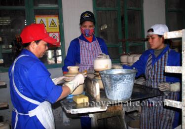 Công nhân Công ty cổ phần Sứ kỹ thuật Hoàng Liên Sơn tráng men sản phẩm.