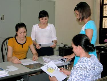 Cán bộ Phòng Kiểm soát thủ tục hành chính, Sở Tư pháp hướng dẫn thủ tục hành chính cho người dân.