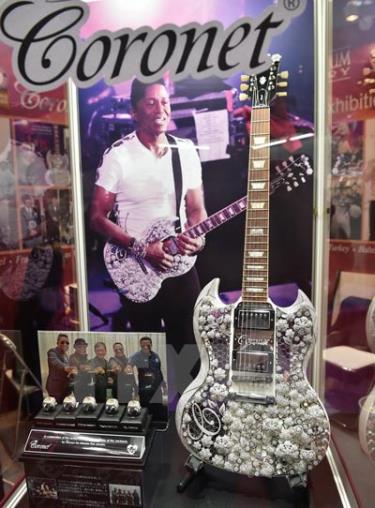 Cây đàn guitar Gibson SG được trưng bày tại hội chợ ngày 20/1.