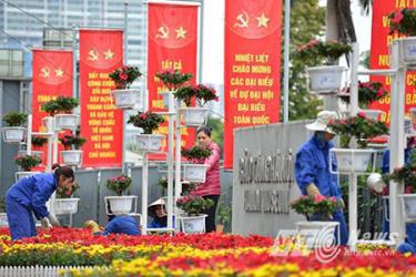 Không khí ngày hội lớn tràn ngập trên các phố phường trong những ngày diễn ra Đại hội XII của Đảng.