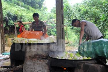 Nông dân xã Kiên Thành, huyện Trấn Yên sơ chế măng tre Bát độ.