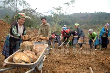 Người dân thôn Bu Cao, xã Suối Bu (Văn Chấn) tích cực tham gia mở rộng đường giao thông nông thôn.