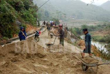 Người dân tích cực tham gia thi công kè đường vào thôn 6, để việc đi lại trong dịp tết thuận lợi, sạch sẽ.
