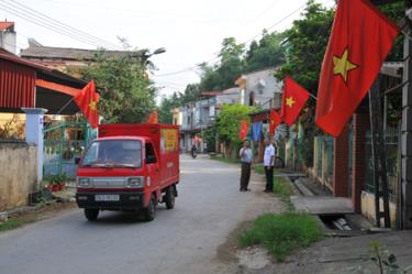 Vào những ngày lễ lớn, từng gia đình đều treo cờ Tổ quốc ở nơi trang trọng nhất, trước cửa nhà. (Ảnh: Quang Thiều)