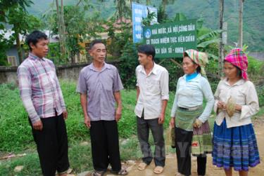 Các già làng, trưởng bản ở Trạm Tấu tuyên truyền, vận động nhân dân thực hiện tốt các chủ trương, đường lối của Đảng và chính sách, pháp luật của Nhà nước.