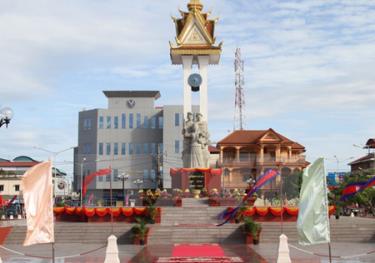 Tượng đài hữu nghị Việt Nam-Campuchia tại tỉnh Kompong Chhnang. khánh thành ngày 3/1.