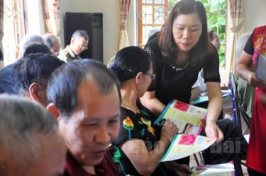 Cán bộ tư pháp thành phố Yên Bái tuyên truyền pháp luật cho người dân.
