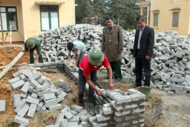 Lãnh đạo xã Việt Cường kiểm tra công trình hội trường xã đang được đầu tư xây dựng.