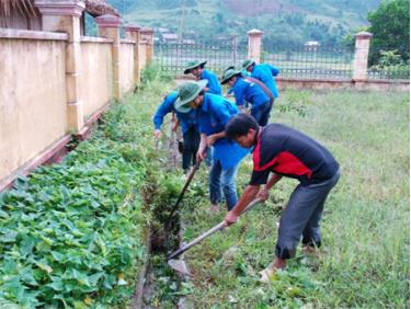 Thanh niên tình nguyện Huyện đoàn Trạm Tấu tham gia lao động tại xã Hát Lừu.