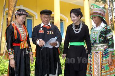Người có uy tín trong đồng bào dân tộc thiểu số tích cực tuyên truyền, vận động nhân đoàn kết, xây dựng đời sống mới. (Ảnh: Vũ Đồng)