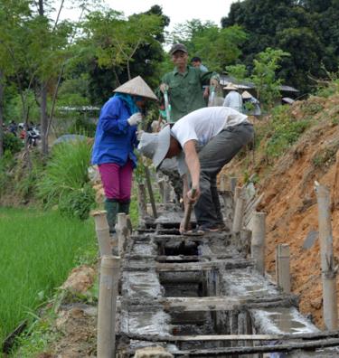 Nhân dân xã Sơn Lương, huyện Văn Chấn kiên cố hóa kênh mương nội đồng.