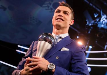 Ronaldo nhận danh hiệu Cầu thủ xuất sắc nhất năm 2016.