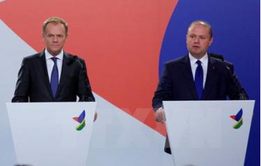 Chủ tịch Hội đồng châu Âu Donald Tusk (phải) và Thủ tướng Malta Joseph Muscat.