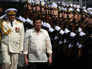 Tổng thống Philippines Duterte (phía trước).