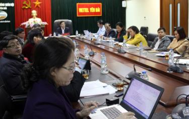 Phó Chủ tịch UBND tỉnh Dương Văn Tiến và lãnh đạo các sở, ngành liên quan dự Hội nghị tại điểm cầu Yên Bái.