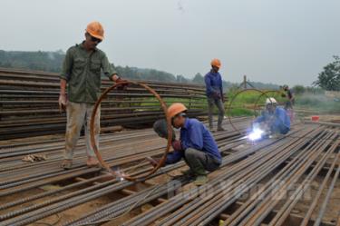 Nhờ thực hành tiết kiệm, chống lãng phí trong đầu tư xây dựng các dự án công, thành phố đã thu nộp ngân sách Nhà nước trên 170 triệu đồng. (Ảnh: Công nhân Tập đoàn Quốc tế Đông Á thi công xây dựng cầu Tuần Quán).