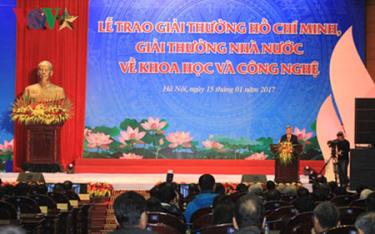 Trao Giải thưởng Hồ Chí Minh, Giải thưởng Nhà nước về khoa học - công nghệ.
